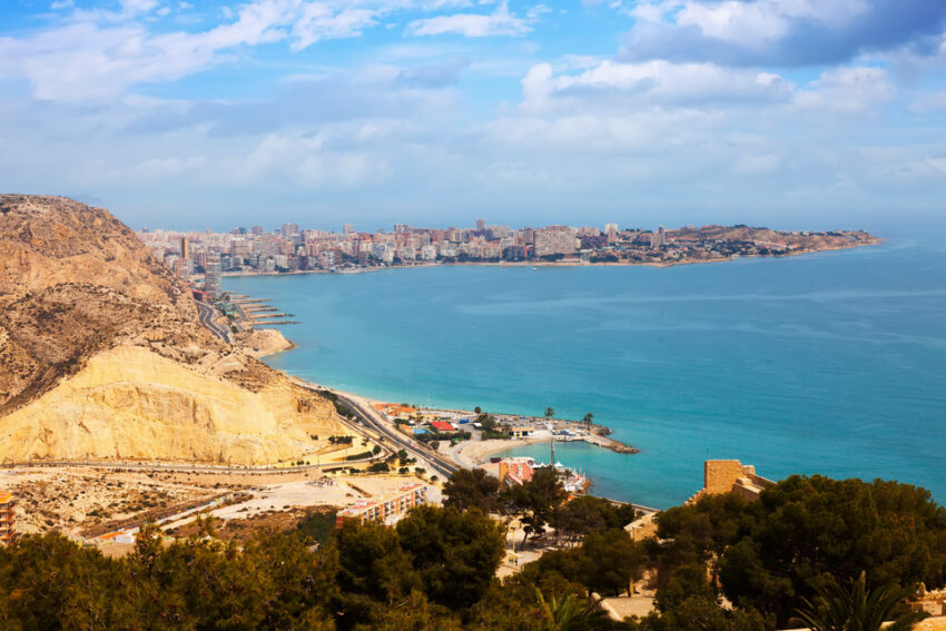 Widok na wybrzeże morza śródziemnego w hiszpańskim mieście Alicante